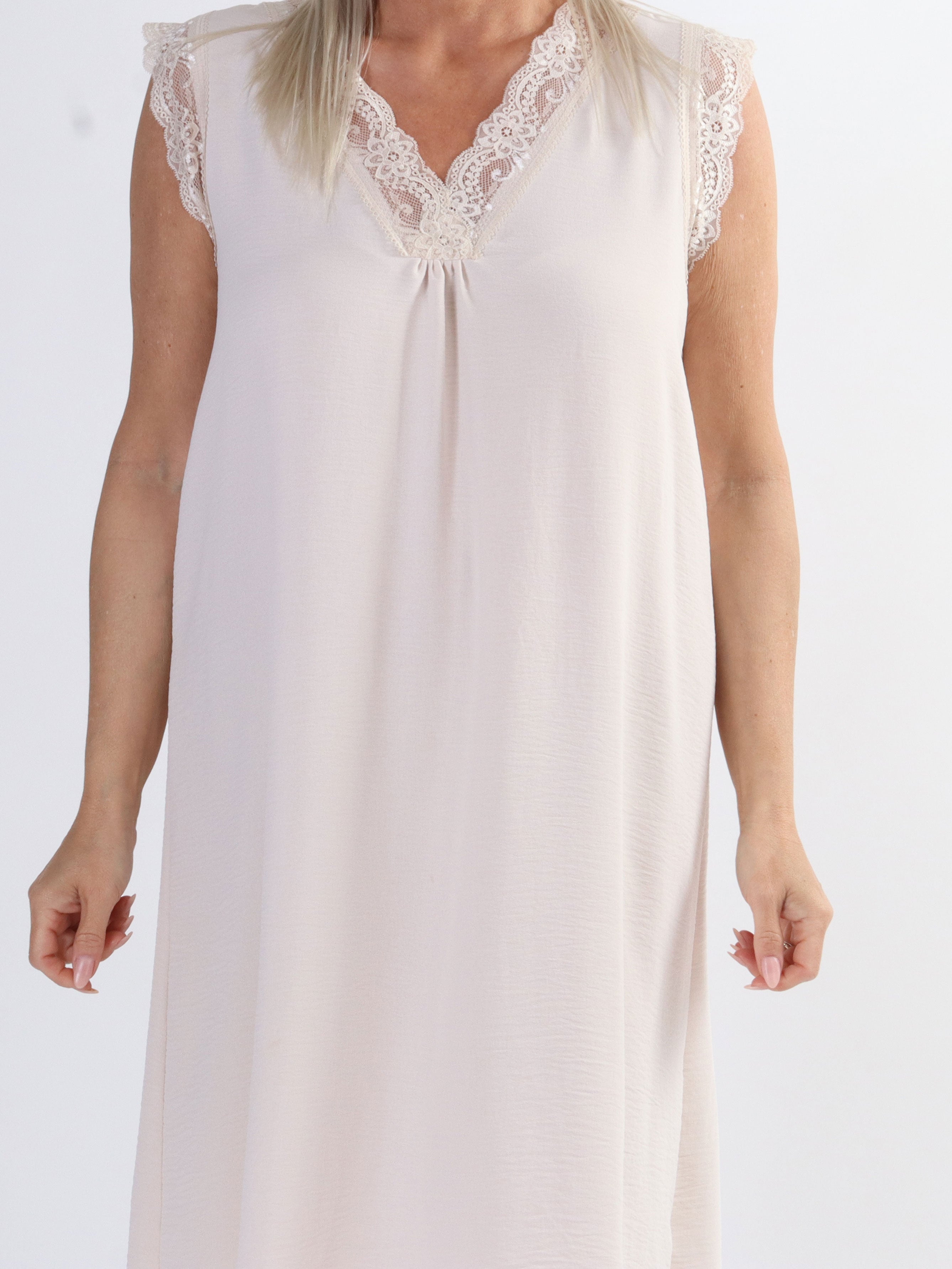 Elly - Söt sommarklänning i plus size med söt spets - Green